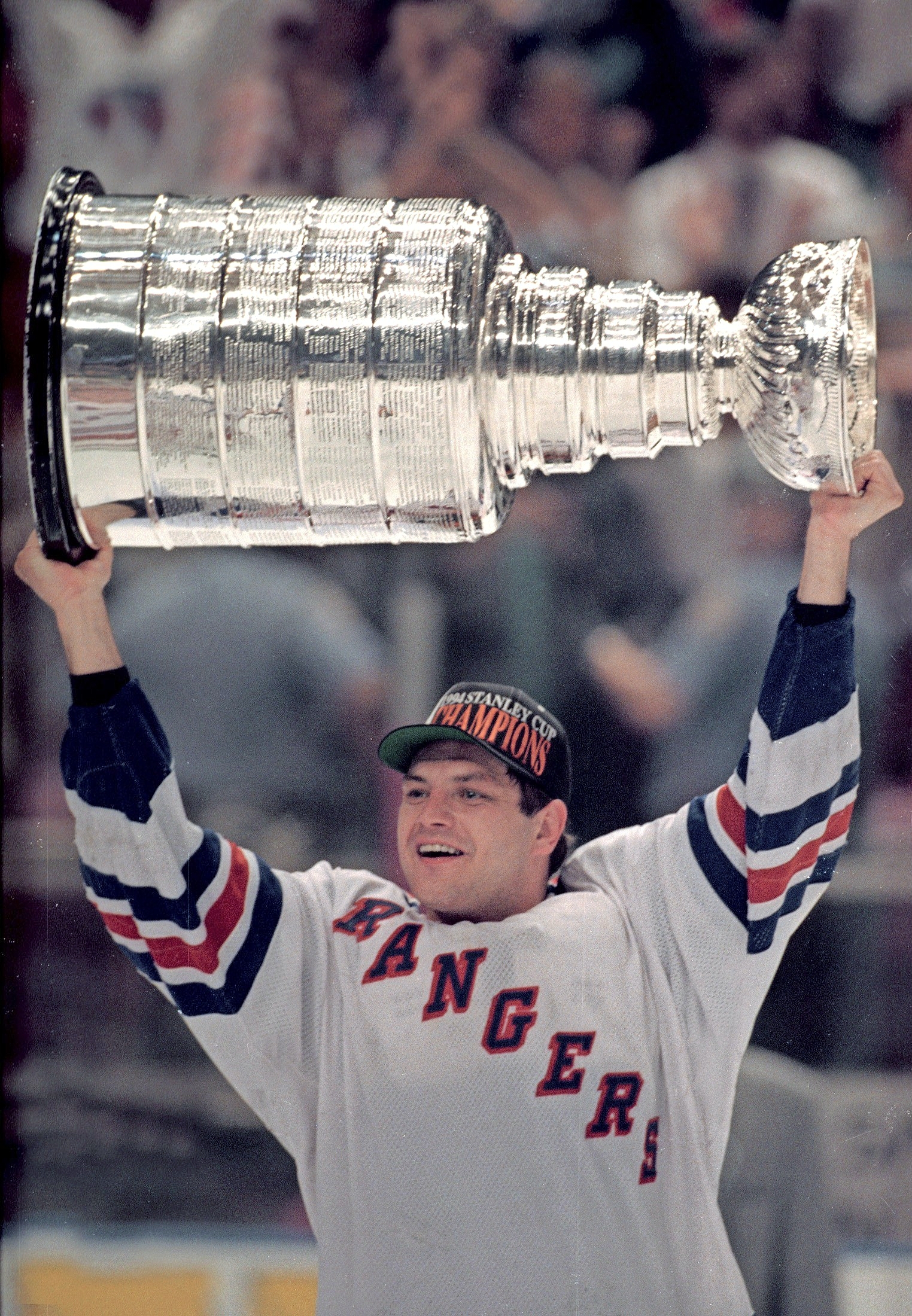 Rangers-legenda Esa Tikkanen tunnistetaan yhä New Yorkissa. Kuinka monessa minuutissa Tikin käsi väsyy nimmareihin? – Välillä väsyy ja välillä ei! Varsinkin pelipäivinä ja Manhattanin NHL Storessa kyllä tunnistetaan, Esa myhäilee.