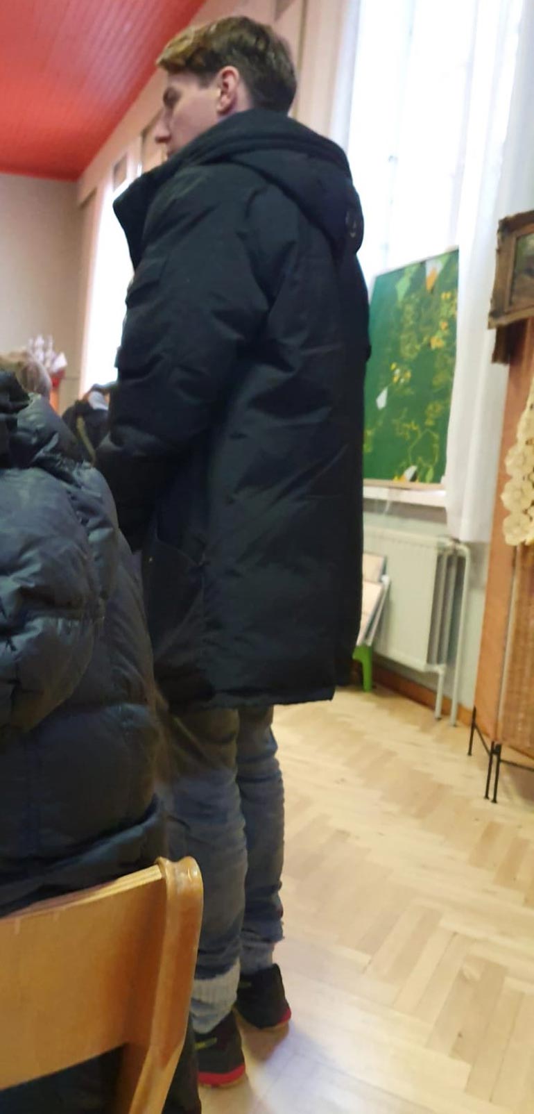 Aku Hirviniemi huutokaupassa.