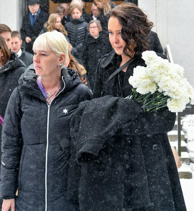 Eveliina saattoi isänsä itkien hautaan maaliskuun alussa 2019 Jyväskylässä. Vierellä Matin leski Pia Nykänen.