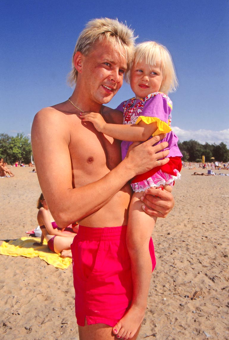 Eveliina oli 2-vuotias, kun Matin ja hänen äitinsä Pia Mäntykankaan avioliitto hajosi 1991. Kuva on vuodelta 1993.