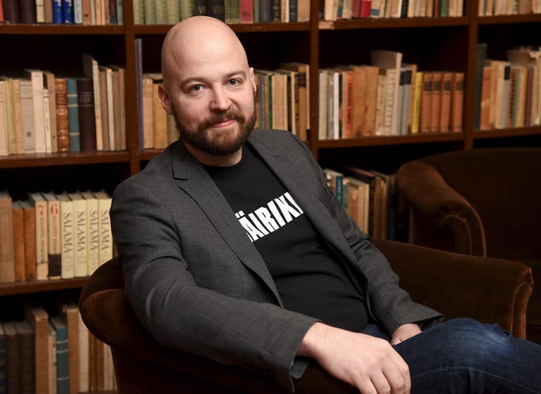 Kohukansanedustaja Mikko Kärnä väitti aluksi Seiskalle, ettei ole ollut suhteessa vieraan naisen kanssa, saati lähettänyt tälle viestejä. Sitten hän siirtyi en kommentoi -linjalle.