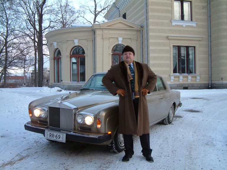 Calle hoiti asioitaan kullanvärisellä Rolls Roycellaan vuonna 2003.