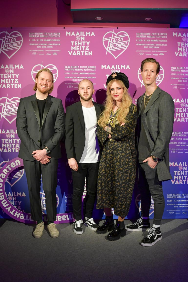 Tältä he näyttävät nyt: Leo Hakasen, Jukka Soldanin, Elli Haloon ja Jere Marttilan Haloo Helsinki! palaa keikkalavoille kesällä 2021. Viime viikolla yhtye kävi katsastamassa musiikkiinsa perustuvan Maailma on tehty meitä varten -musikaalin, joka pyörii parhaillaan Linnanmäen Peacockissa.