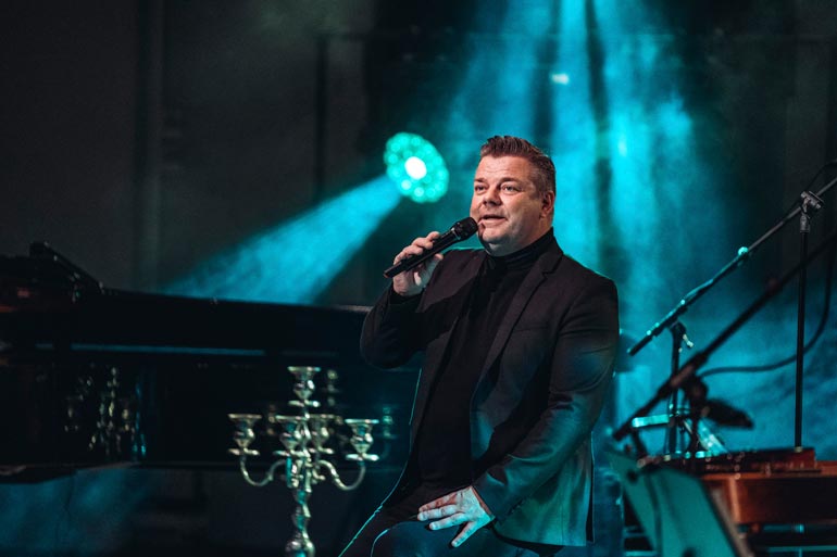 Kun seksirikossyytteet tulivat marraskuussa 2019 julkisiksi, Jari joutui perumaan talven kirkkokonserttinsa. Maaliskuussa hän kuitenkin tekee seitsemän Kulku ihmisen -konserttia.