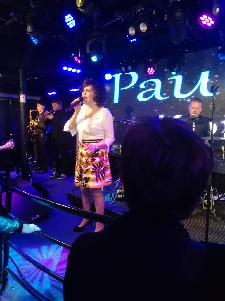 Paula villitsi yleisöä viime viikonloppuna Viking XPRS:n päiväristeilyllä Helsingistä Tallinnaan ja takaisin.