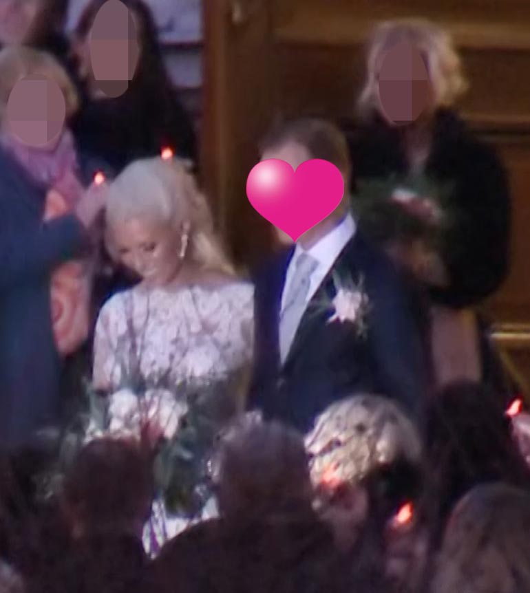 Upea talvimorsian Maisa Torppa oli yhtä hymyä astellessaan kirkosta it-alalla työskentelevän Mikkonsa kanssa.