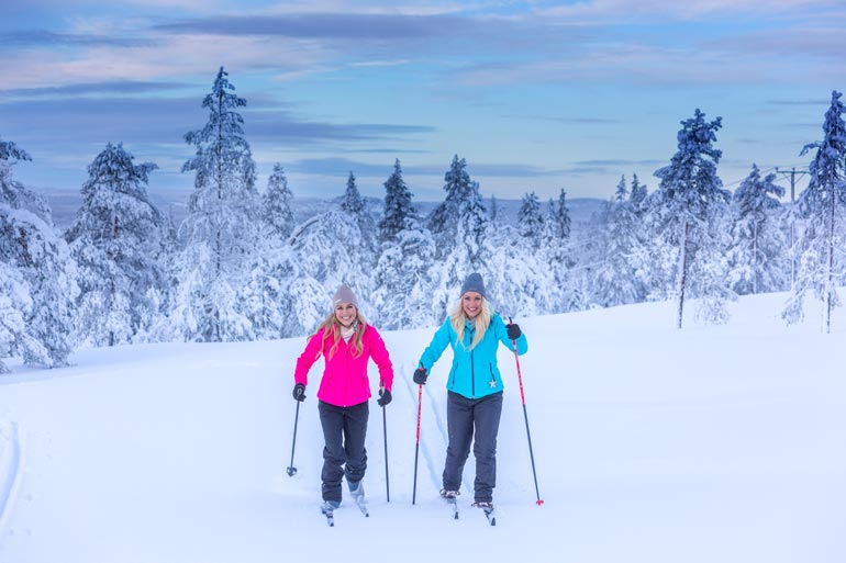 Siskoksilla oli pitkä koulumatka. Ala-asteella kouluun oli matkaa 10 kilometriä ja yläasteella 50 kilometriä.