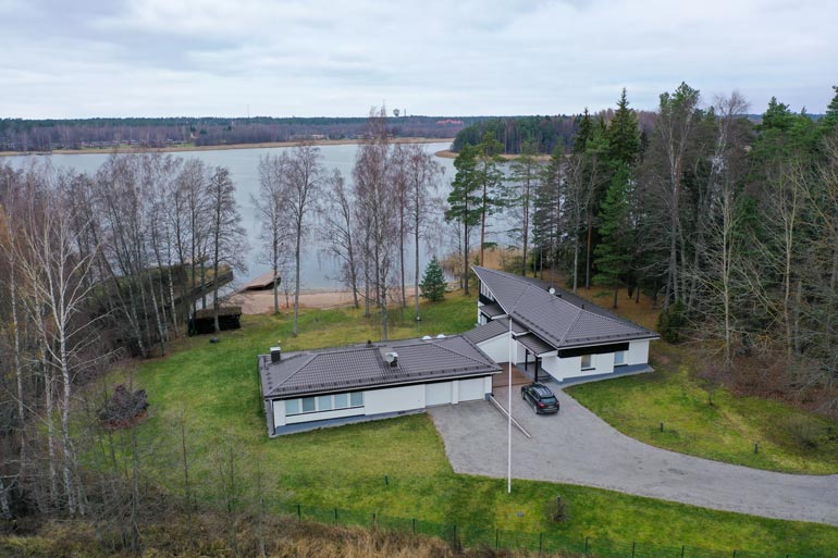 Huoneita on kahdeksan. Rantaviivaa tontilla on 60 metriä.