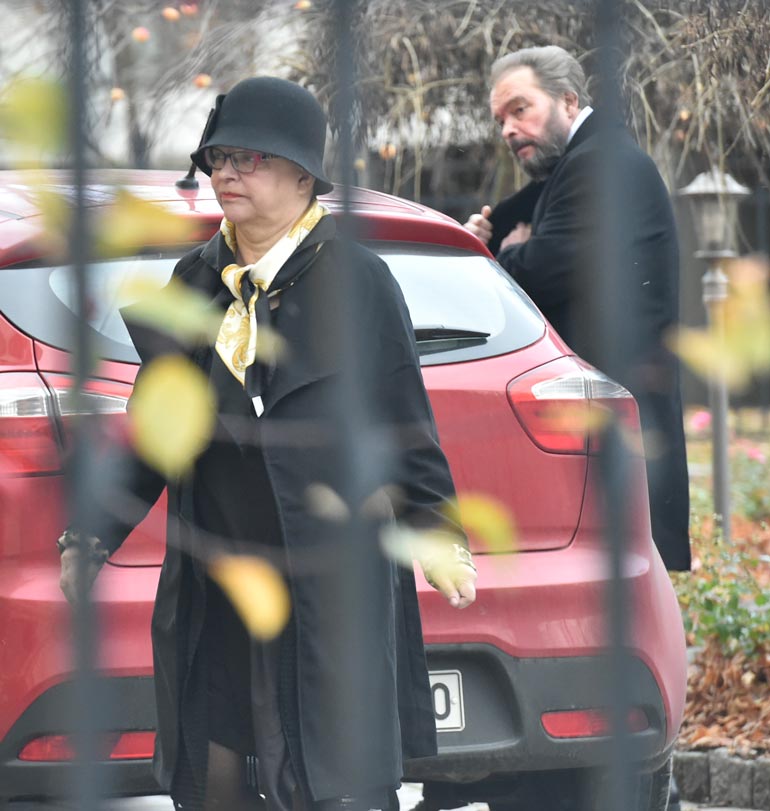 Sisarukset Mervi ja Jarmo Tapola Kyllikki-äitinsä hautajaisissa syksyllä 2018.