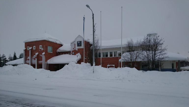 Kunnanjohtajana Mikko järjesti kunnantalolla useita kosteita ja villeiksi luonnehdittuja juhlia.