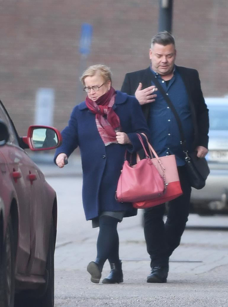 Istunnon jälkeen asianajaja Riitta Leppiniemi tarjosi Jarille kyydin Audillaan Helsingin keskustaan.