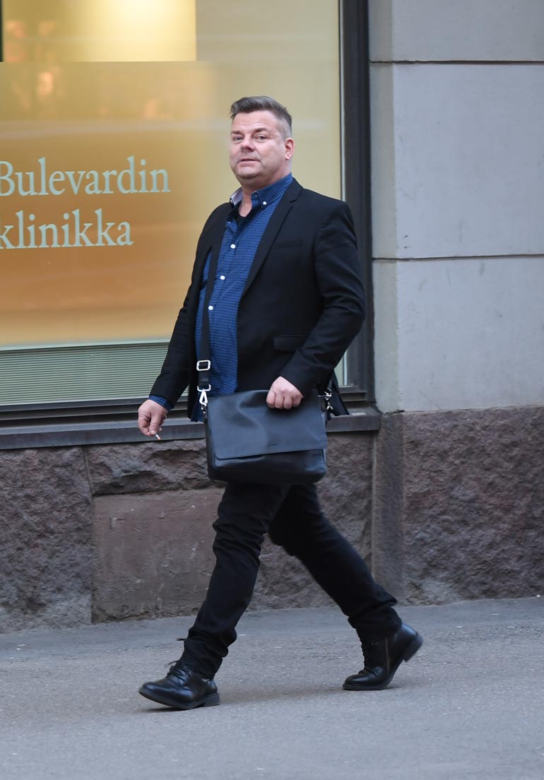 Oikeudenkäynnin jälkeen Siltsu kävi vielä asianajajansa toimistolla, jonka jälkeen hän käveli kotiinsa Helsingin Fredrikinkatua pitkin. Hän vilkuili alati ympärilleen ja poltteli ketjussa tupakkaa.