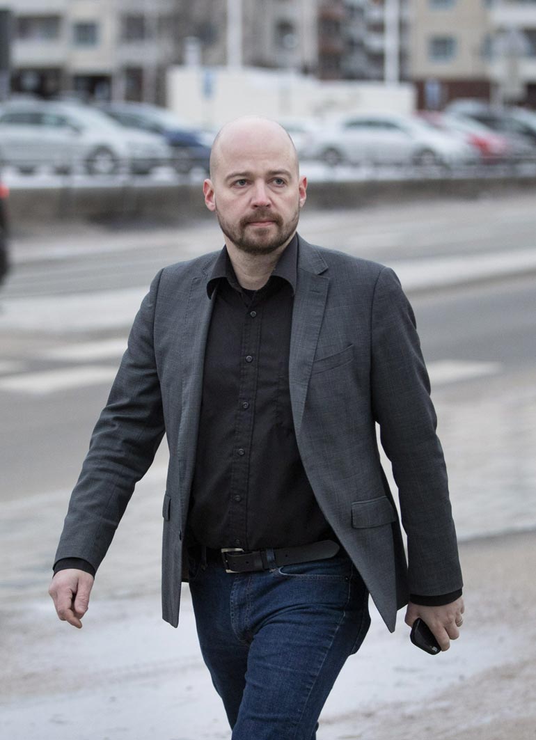Keskustan kansanedustaja Mikko Kärnä on ollut jo viikkoja kohuotsikkomyllerryksessä railakkaan menneisyytensä vuoksi.