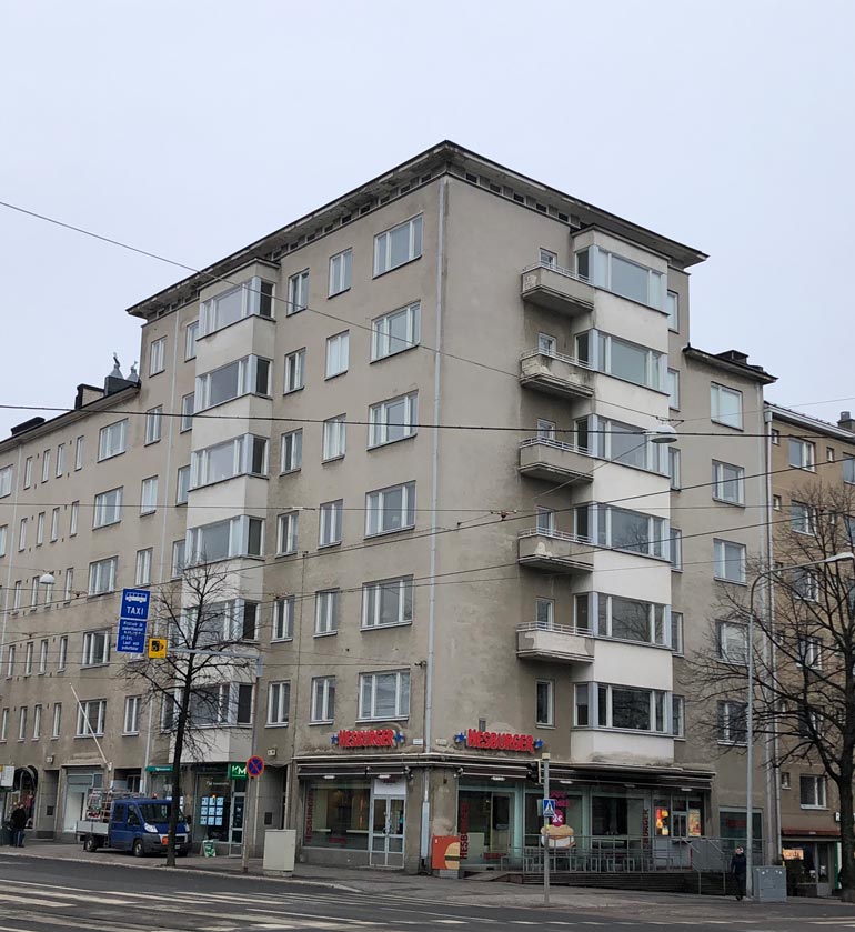 Akin uusi koti sijaitsee vilkkaasti liikennöidyn tien varrella. Alakerrassa on useita ravintoloita.