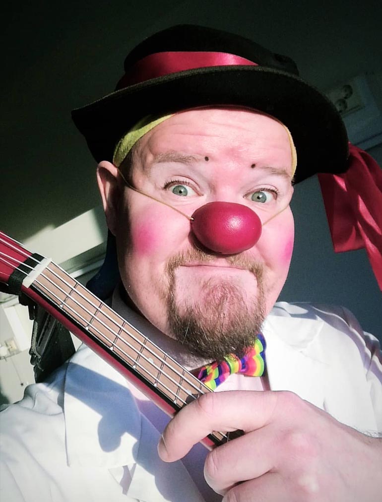 Näyttelijänäkin menestynyt Markus esiintyy myös sairaalaklovni Masa Mussuna.