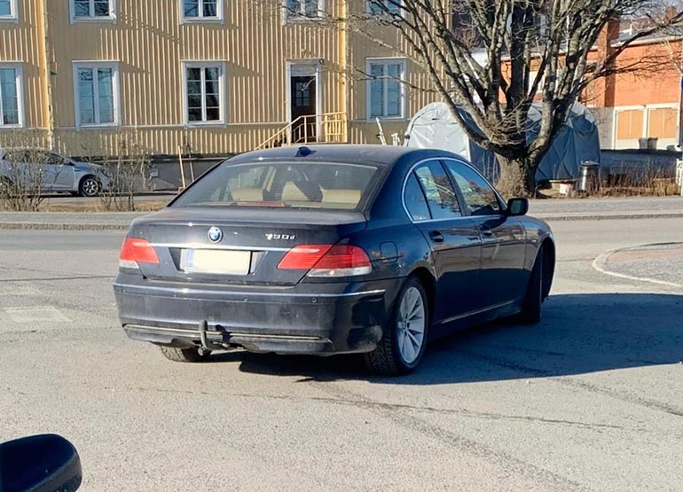 Salovaara seuralaisineen poistui huoltoasemalta, kun poliisi oli soitettu paikalle.