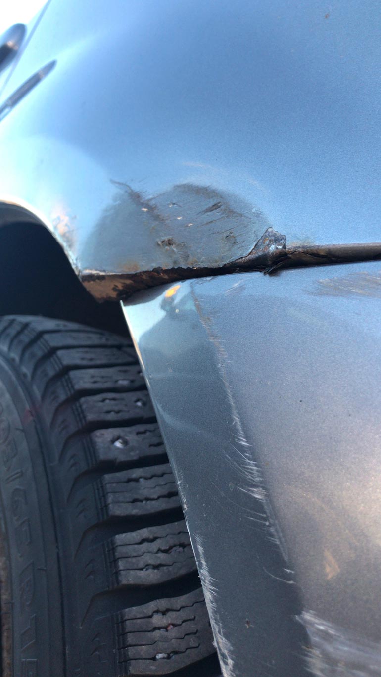 Kolarin uhriksi joutuneen naisen autoon tuli lähes 1 300 euron vahingot.