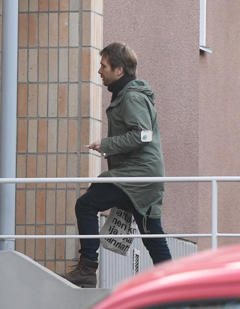 Paparazzi nappasi Samista kuvan, kun tämä menee Ellin asunnolle omilla avaimillaan. Parin kerrotaan viettävän säännöllisesti öitään yhdessä.