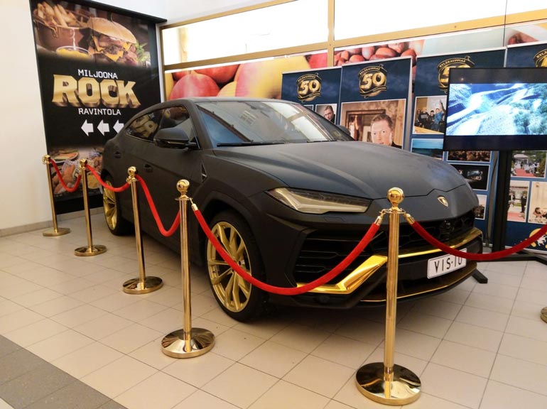 Lambo seisoo kauppakeskuksessa pölyttymässä.