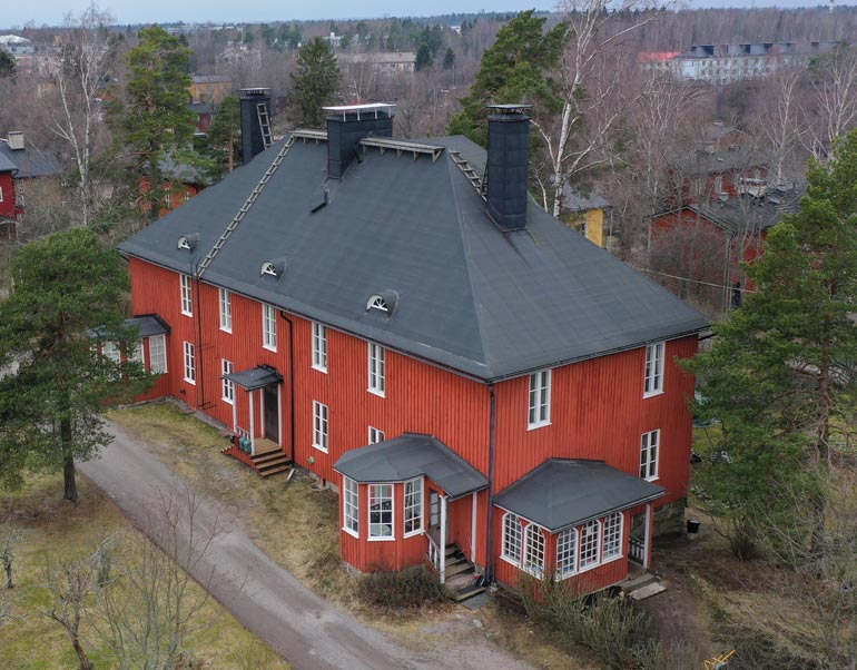 Sami asuu idyllisessä puutalossa reilun kilometrin päässä Ellistä.