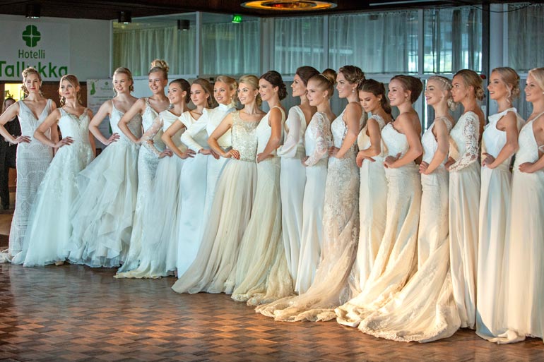 Tässä ovat Miss Suomi 2020 -semifinalistit. Valtakunnan kauneimmat daamit esittäytyivät muotinäytöksessä viime viikonloppuna Vääksyssä hotelli Tallukassa.