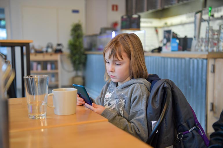 Veronikalta löytyy jo oma käyttäjätili suositusta sosiaalisen median videopalvelusta TikTokista. – Äidin mielestä olen välillä liikaa puhelimella.