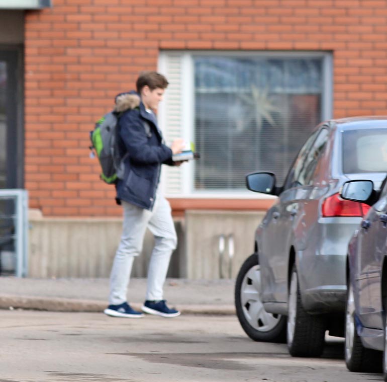 Jeri käveli tyytyväisenä kotiinsa ministerin kanssa vietetyn sunnuntaipäivän päätteeksi.