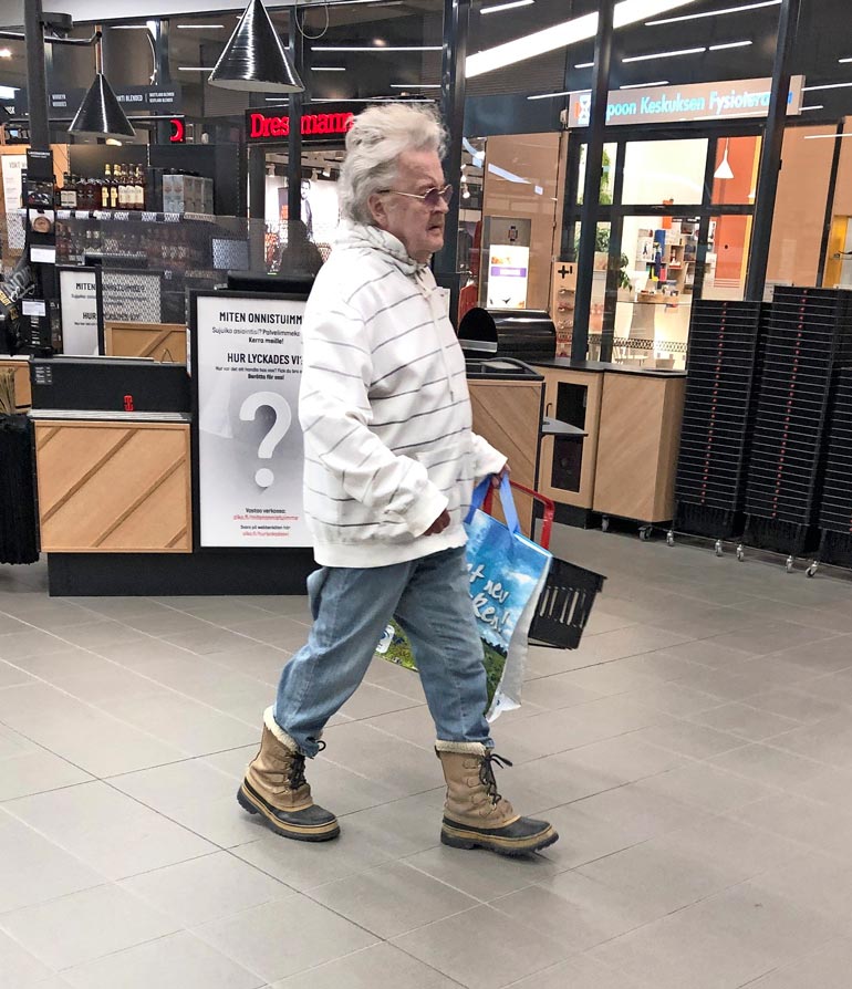Seiskan kestotilaajan pää meni pyörälle kuin lentävällä lautasella kiertoradalla, kun itse Juhan af Grann asteli vastaan Alkossa.