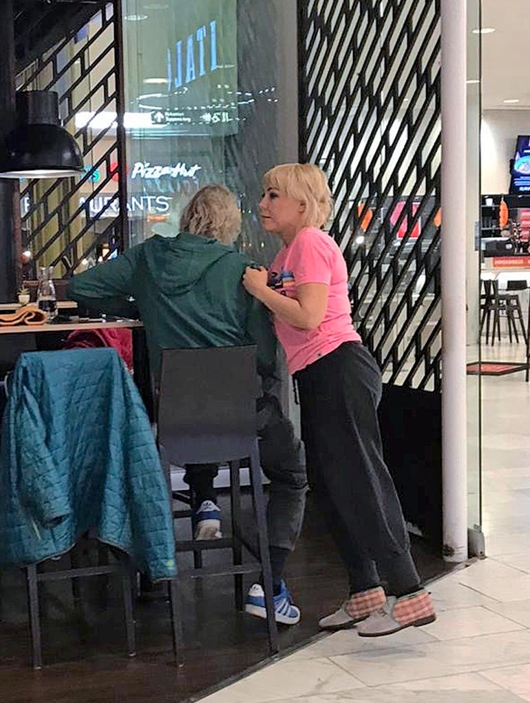 Kimmo ja Petra hempeilivät avoimesti ostoskeskus Forumin aasialaisravintolassa. Huomaa Petran hauskat Ainot!
