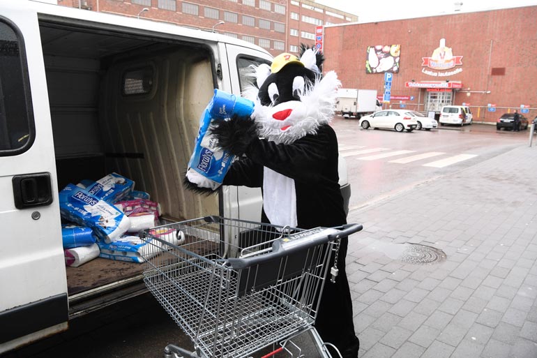 Kohukatti pakkasi vessapaperit pakettiautoon.