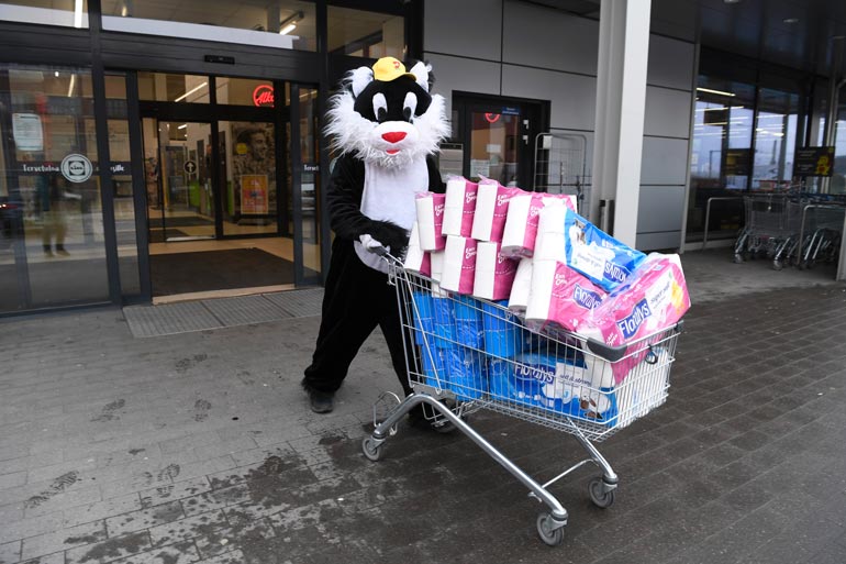 Kohukatti sai puhuttua Lidlin ystävällisen kauppiaan ympäri ja hankki kärryllisen wc-paperia hyväntekeväisyyteen.