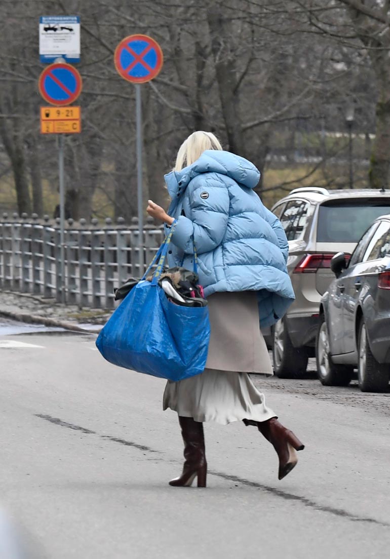 Futarin vaimo raahasi luksuskotiinsa Ikea-kassillisen tavaraa.