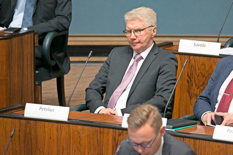 Pirkka-Pekka Petelius eduskunnassa.