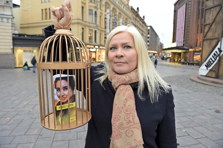 Suomalainen Tiina Jauhiainen yritti auttaa ystävättärensä, prinsessa Latifan pakoon hirmuisän vallan alta. Latifan siepatusta Shamsa-siskosta ei ole saatu elonmerkkejä vuoden 2000 jälkeen.