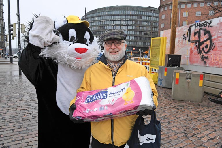Ari Huttuselle vessapaperi tuli tarpeeseen, mutta vain superpehmeä paperi kelpasi hänelle.