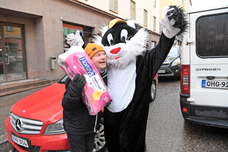 Yksi autetuista oli muikeasti hymyilevä Jari, joka pärjännee tällä paperimäärällä pahimman kauden yli.