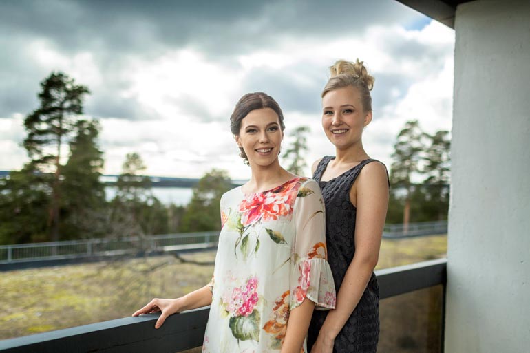 Näkymät kuin Gallen-Kallelan maalauksesta! Viivi Altonen ja Annika Piitulainen poseeraavat hotellin parvekkeella, josta avautuu maisema Vesijärvelle.