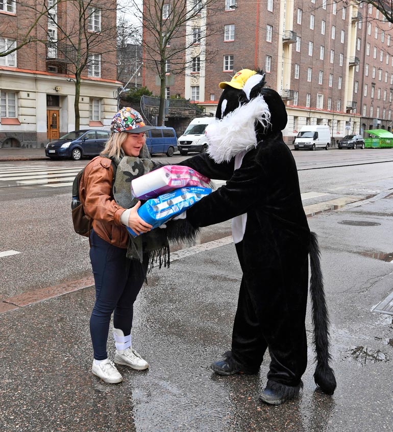 – Vessapaperista on ollutkin vähän pulaa. Kämppis etsi kolmesta eri kaupasta, eikä löytänyt! Kiitos Kohukatti, nuori helsinkiläisnainen Aada jatkoi tyytyväisenä matkaansa.