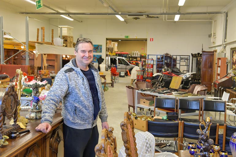 Päällepäin ei arvaisi, että teollisuushallista löytyy arvotavaraa miljoonilla euroilla. Siksi myös turvatoimet ovat järeää kokoluokkaa.