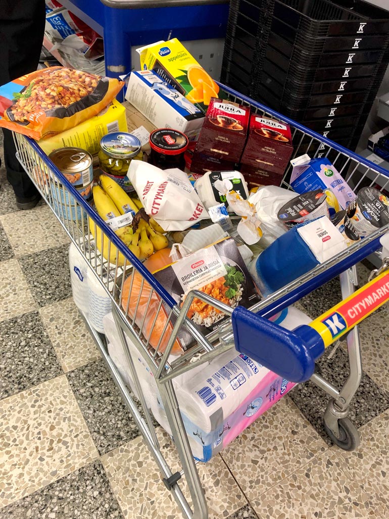 Jösses, mitkä hankinnat! Kohukatti lastasi ostoskärryt surutta täyteen ja kärräsi kuormat lahtelaisvanhuksille.