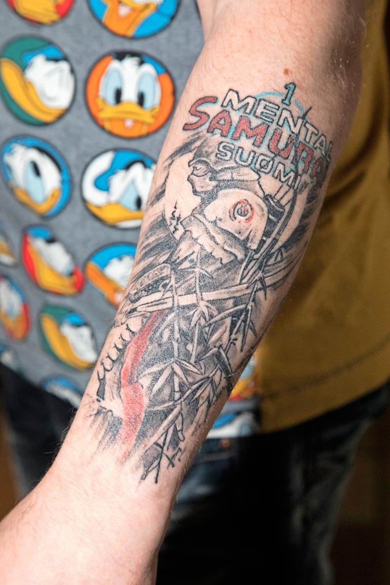Henryn käsivarressa komeilee suuri Mental Samurai -tatuointi. – Heitin kisakumppaneilleni haasteen, että voittaja ottaa sitten asianmukaisen tatuoinnin.
