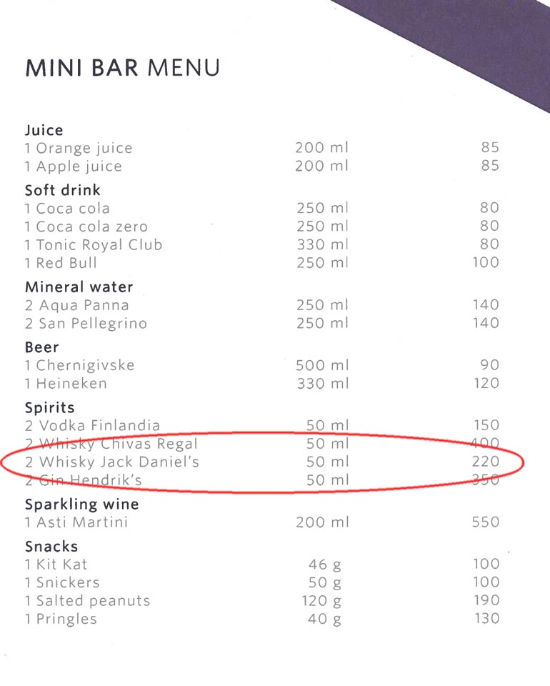 Kiovalainen Hyatt Regency -ökyhotelli lähetti Seiskalle minibaarimenunsa. Se paljasti Jerin ottaneen Pekan minibaarista viskipullon.