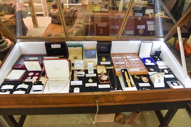 Täällä Rolexitkin joutuvat takariviin! Arvokelloja on satojentuhansien edestä, kalleimpana sveitsiläisen ökymerkki Patek Philippen kultakello ja superharvinainen taskukello.