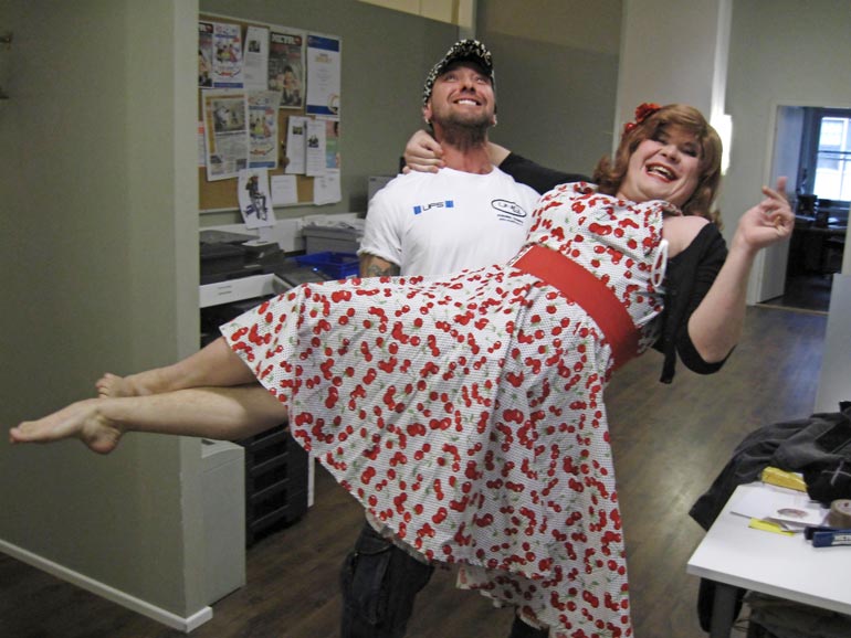 Viihteen monitoimimies ehti toimia myös Radio Suomipopin juontajana. Kuvassa ”Anne Katala” Esko Eerikäisen sylissä radiostudiossa keväällä 2012.