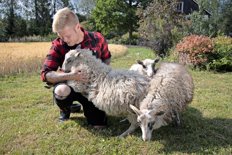 Aki Samuli ilmoitti jo ennen koronakaaosta lopettavansa tanssikeikkailun juhannukseen. – Väsyin alan kankeuteen, elämästään maalla nauttiva laulaja sanoo.