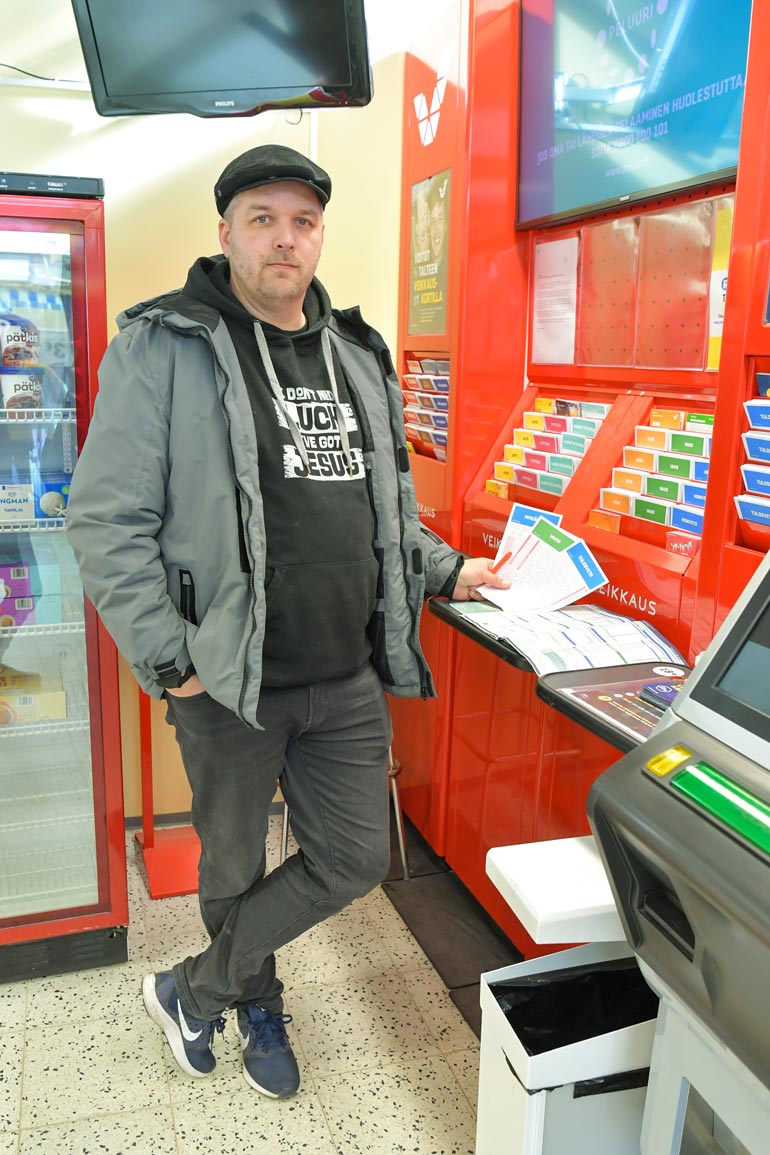 – Rahapeliautomaatit pitäisi kieltää lailla, Jussi Koivusaari sanoo. Hän kärsi vakavasta peliriippuvuudesta kymmenen vuotta. – Kaverillani oli 1,20 euroa, joten matkustin pummilla hänen luo vain saadakseni tehdä pitkävedon.