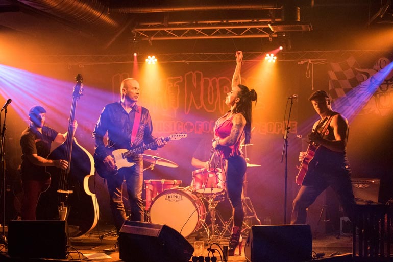 Camilla on punkrockbändinsä Night Nursen laulaja-lauluntekijä. – Päivisin urheillaan, öisin rokataan!