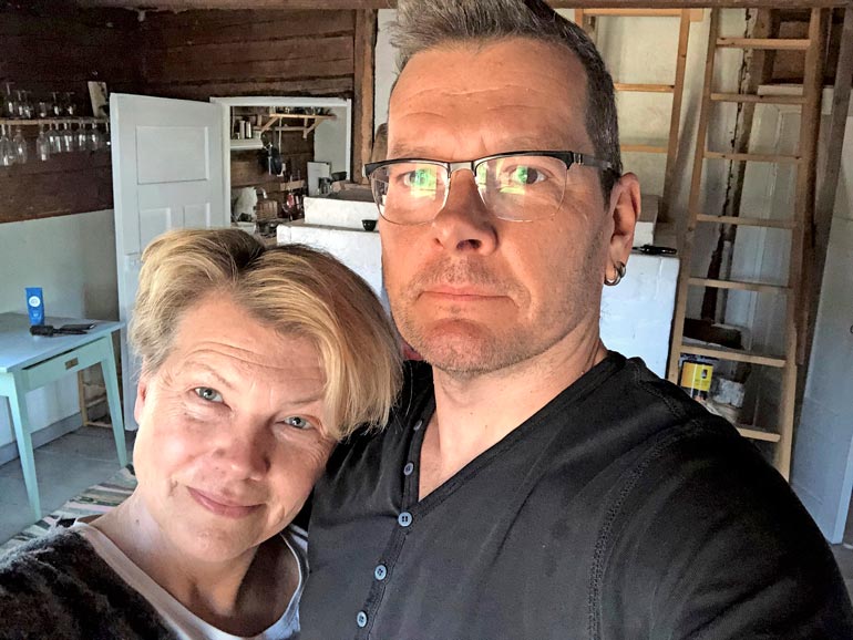 Sami Garam ja Nina viettävät karanteenia parhaillaan tunnelmallisella maatilalla Lammilla. – Täällä riittää ruokaa monen viikon tarpeisiin!