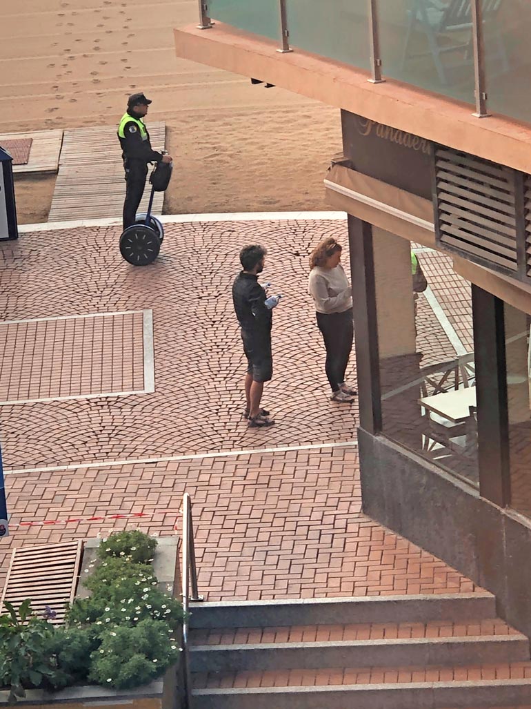 Hermo kireällä. Sami ja Nina panivat Kanarialla merkille espanjalaispoliisien kiukuttelun. – He ohjeistivat meitä turisteja tarpeettoman kovasanaisesti.