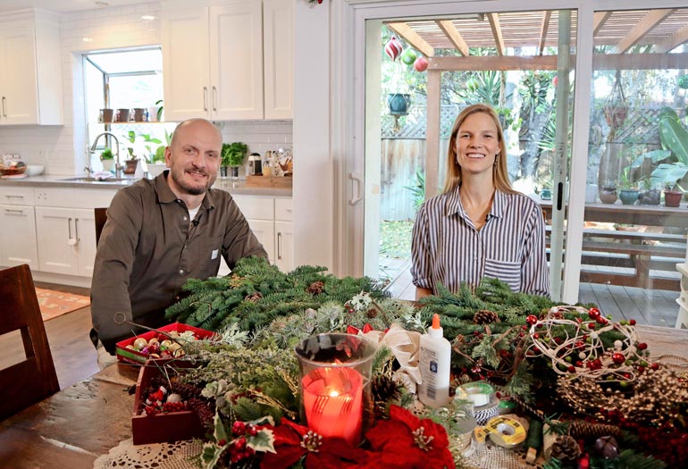 Hans vieraili muun muassa huippumalli Suvi Riggsin luona Los Angelesissa.